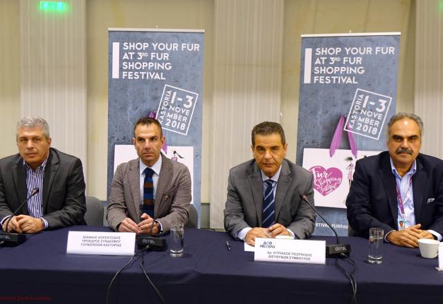 Από αριστερά προς τα δεξιά ο Γενικός Γραμματέας του Συνδέσμου Γουνοποιών Καστοριάς, κ. Νίκος Κατσάνος, ο Πρόεδρος του Συνδέσμου Γουνοποιών Καστοριάς, κ. Γιάννης Κορεντσίδης, ο Διευθύνων Σύμβουλος της ΔΕΘ-Helexpo κ. Κυριάκος Ποζρικίδης και ο αναπληρωτής γενικός διευθυντής της ΔΕΘ-Helexpo κ. Αλέξης Τσαξιρλής.